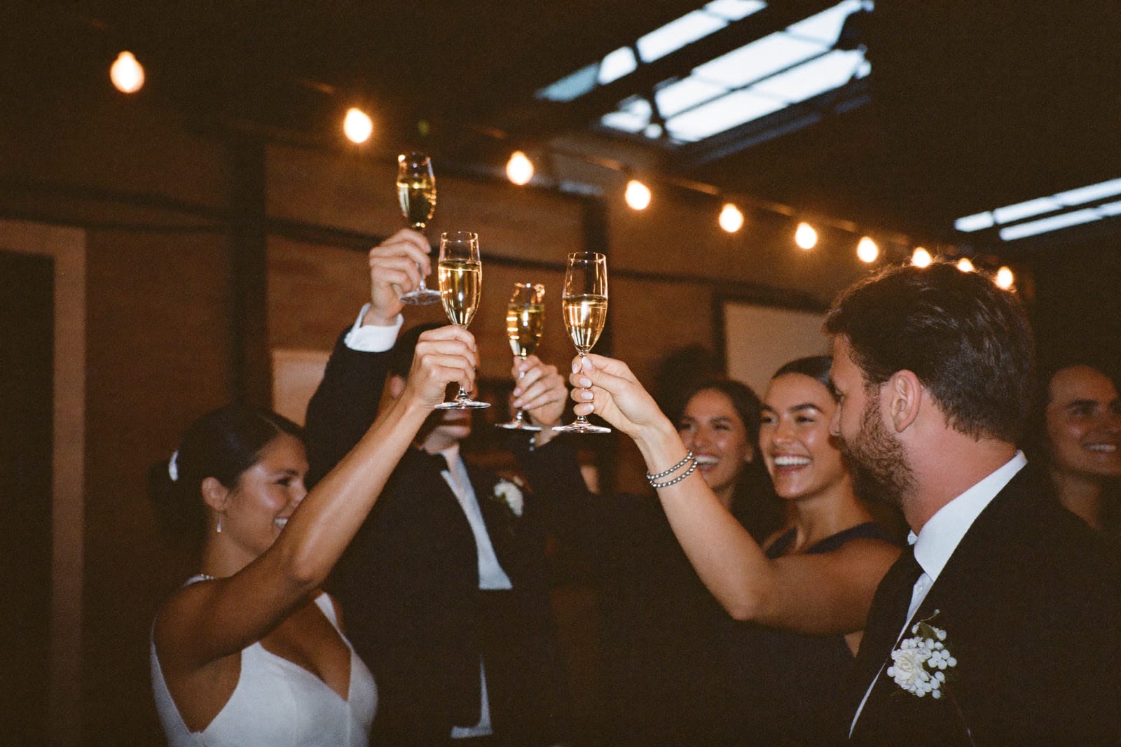 Gasten heffen het glas tijdens de toost