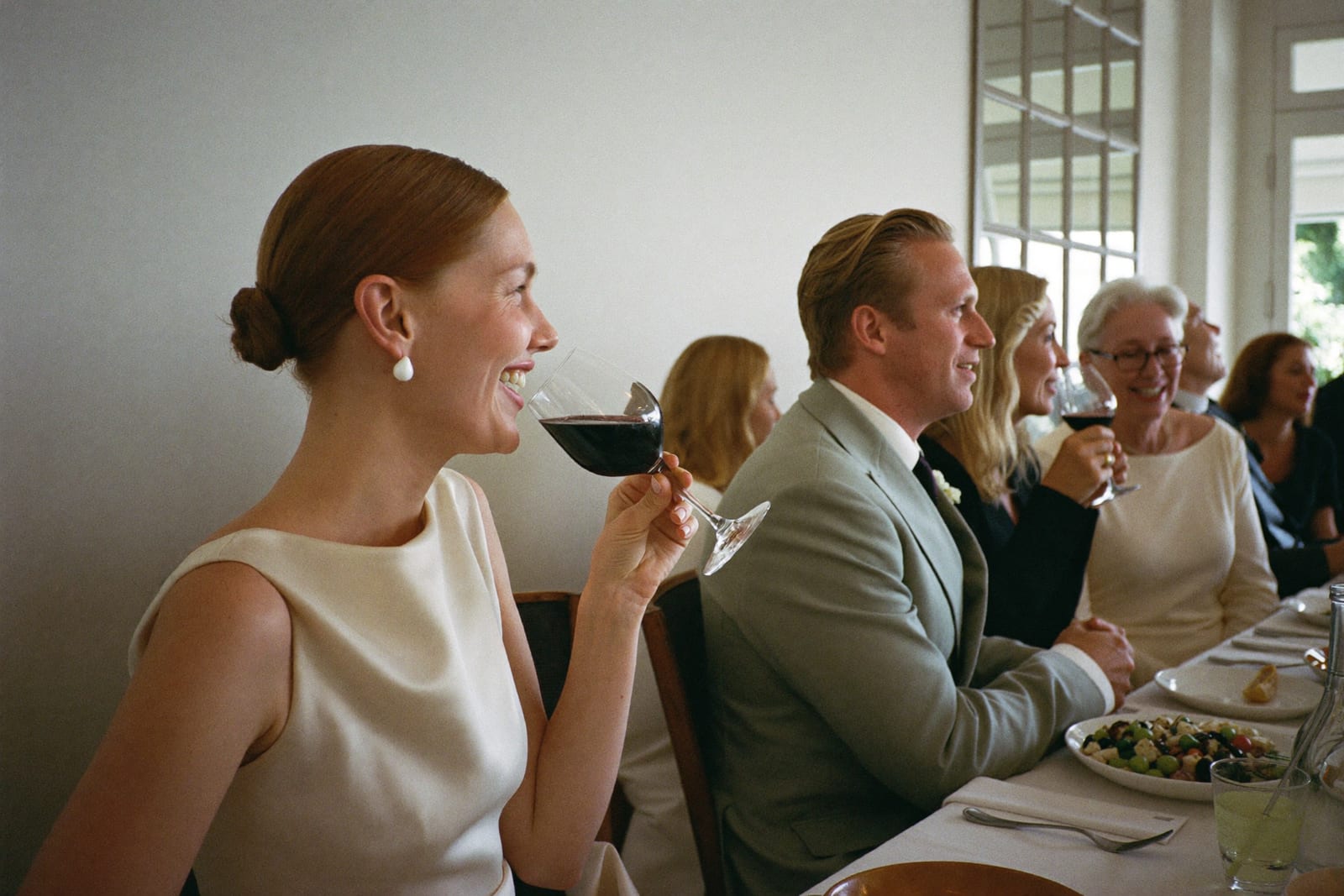Amber en Ward aan een lange tafel tijdens een intieme familielunch